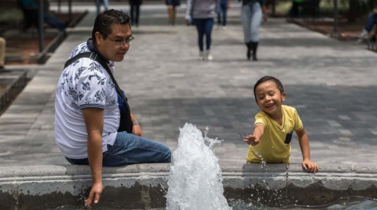 Padres mexicanos participan cada vez más en el cuidado y crianza de los hijos, revela la UNAM