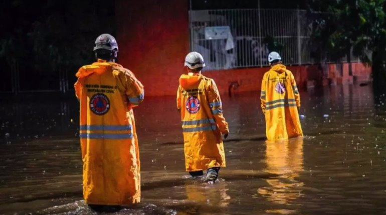 Emite El Salvador alerta roja por fuertes lluvias