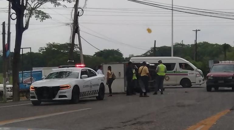 Vuelca camioneta de carga sobre la Villahermosa – Macuspana tras chocar contra otro carro