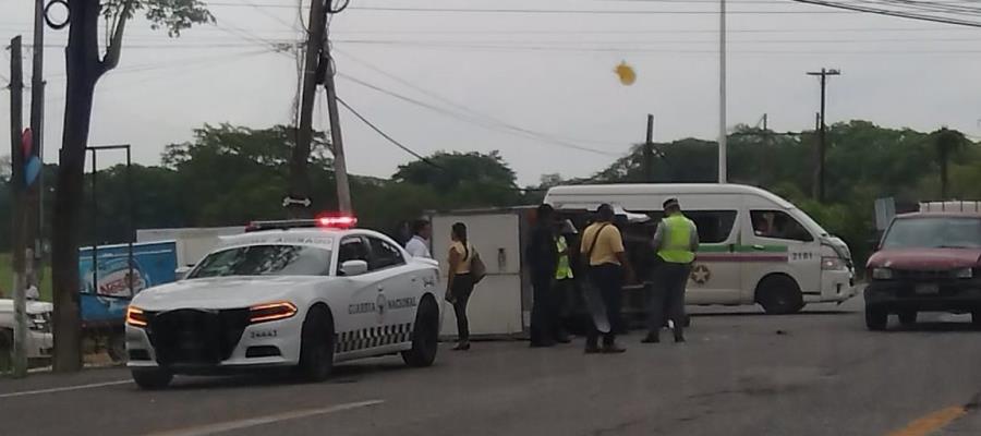 Vuelca camioneta de carga sobre la Villahermosa – Macuspana tras chocar contra otro carro