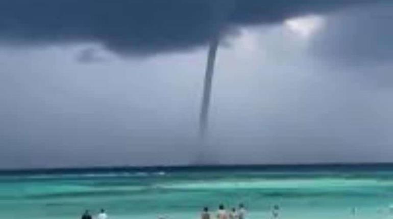 Captan tromba marina en playa de Tulum