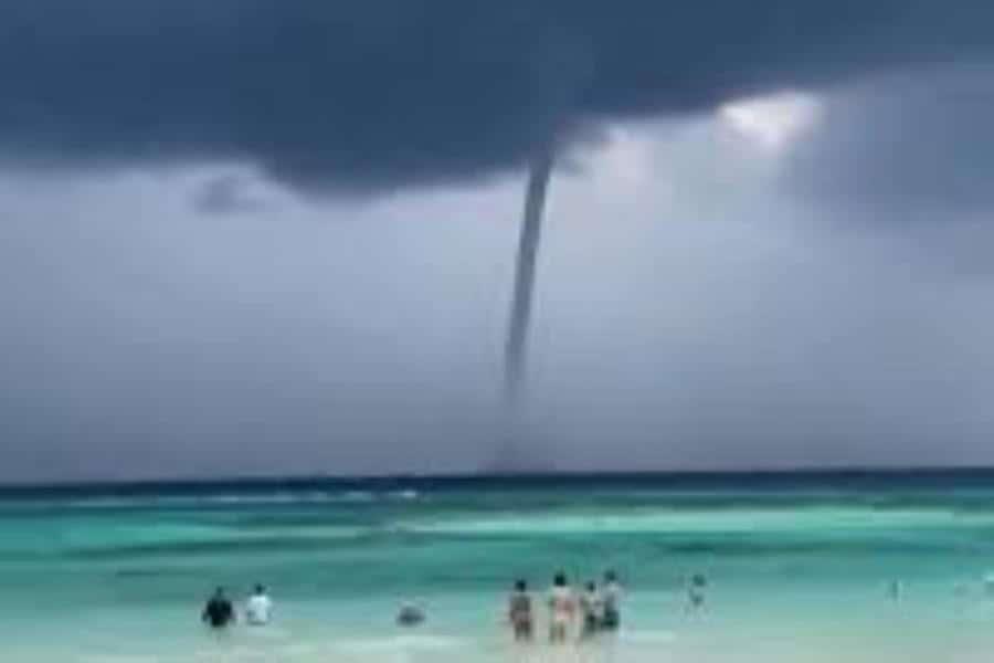 Captan tromba marina en playa de Tulum