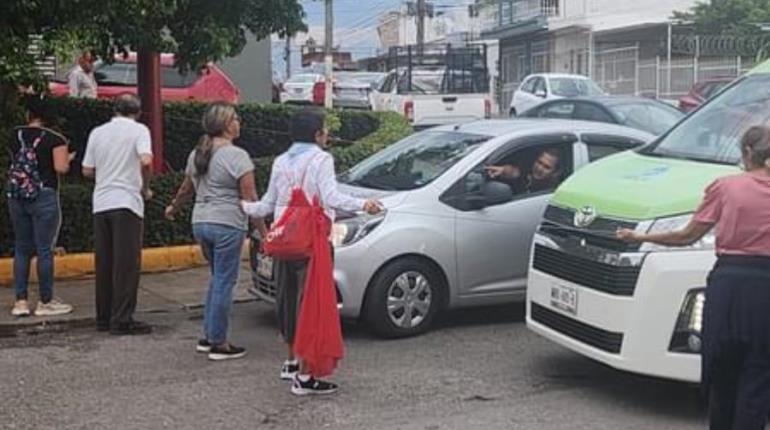 Retienen a trabajador de CFE en Nuevas Pensiones y en Atasta bloquean calle por falta de luz