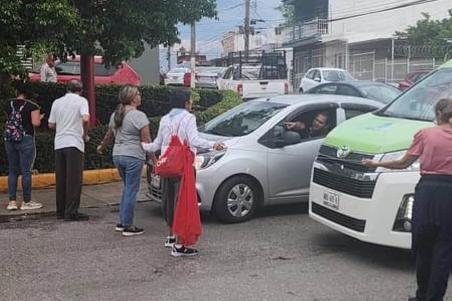 Retienen a trabajador de CFE en Nuevas Pensiones y en Atasta bloquean calle por falta de luz