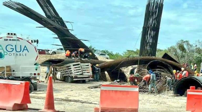 Colapsa estructura del Tren Maya en Chetumal por lluvias y aplasta camioneta