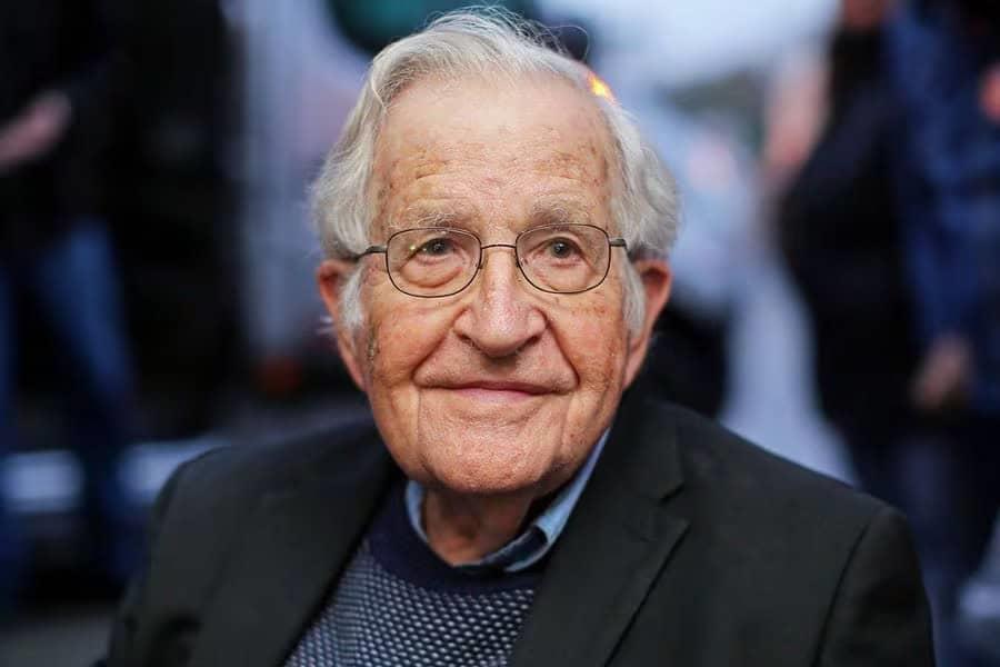 Desmienten muerte de Noam Chomsky