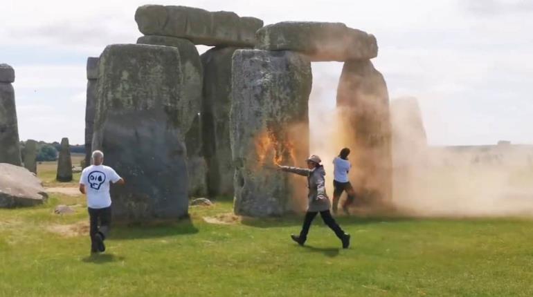 Activistas rocían pintura en monumento de Stonehenge, Inglaterra