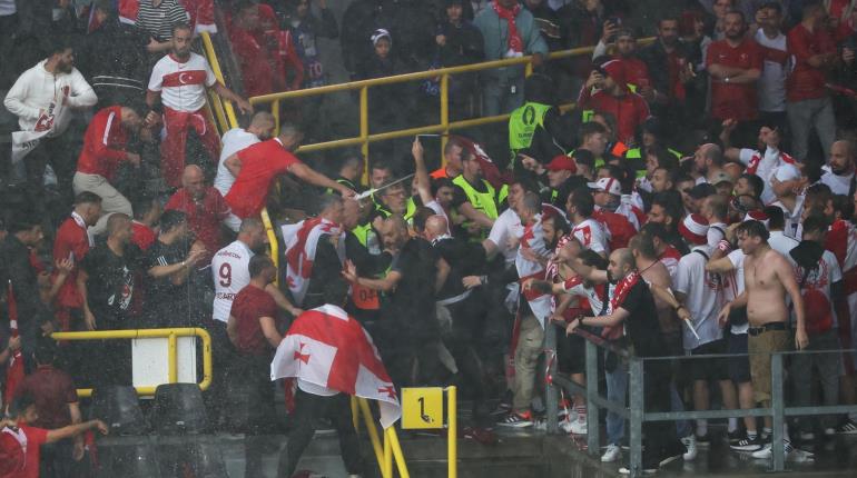 Aficionados de Turquía y Georgia, protagonizan pelea durante partido de Eurocopa