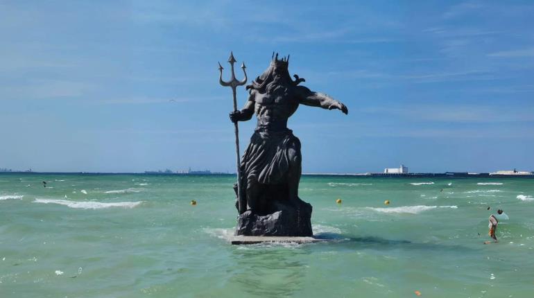 Culpan a estatua de "Poseidón" de inundaciones en Yucatán