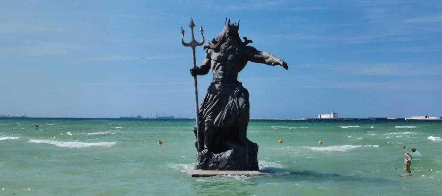 Culpan a estatua de "Poseidón" de inundaciones en Yucatán