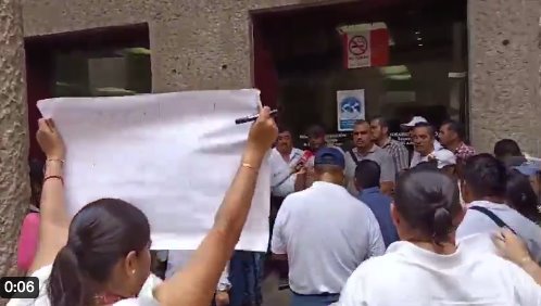 Bloquean acceso a Secretaría de Salud para exigir quincena y ser incluidos en IMSS-Bienestar