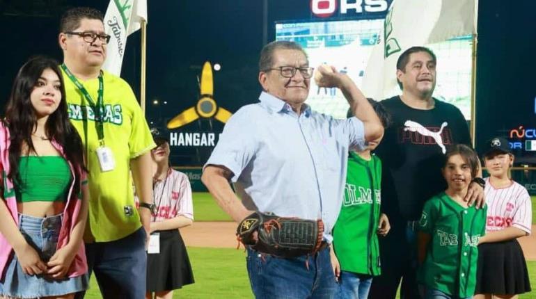 Periodista Lauro Jiménez lanza la primera bola en juego entre Olmecas y Conspiradores