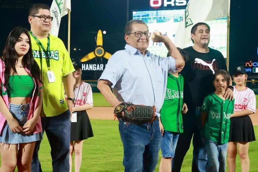 Periodista Lauro Jiménez lanza la primera bola en juego entre Olmecas y Conspiradores