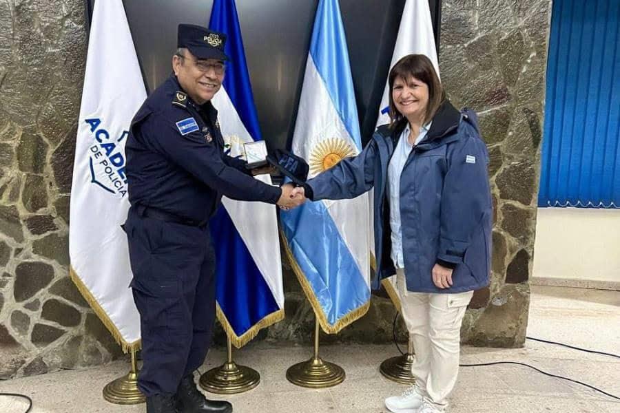 Firma Argentina acuerdo de seguridad con El Salvador