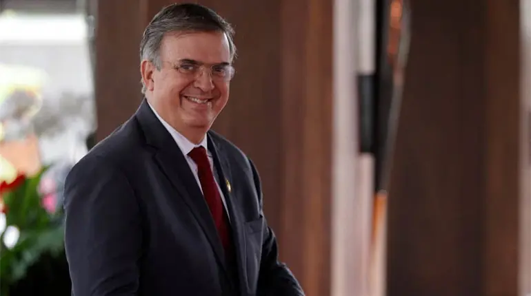 La Secretaría de Economía publicó la convocatoria para participar en la evaluación del Tratado entre México, Estados Unidos y Canadá (T-MEC) previa a la revisión del acuerdo comercial que tendrá verificativo en 2026.El documento fue publicado este miércoles en el Diario Oficial de la Federación, al mismo tiempo, el gobierno estadounidense inició este proceso de revisión conjunta, pero planteando directrices que orientan hacia objetivos específicos.La medida tiene como objetivo principal preparar la revisión conjunta del tratado comercial, un mecanismo establecido en el artículo 34.7, párrafo 2, del T-MEC.Dicha revisión se llevará a cabo en el marco del sexto aniversario de la entrada en vigor del T-MEC, que será en julio de 2026, cuando la Comisión de Libre Comercio se reunirá para evaluar su funcionamiento.En este sentido, el Gobierno mexicano invitó a las partes interesadas a presentar información, comentarios y recomendaciones respecto al funcionamiento del Tratado, para ello el Gobierno me