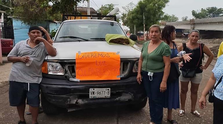 ¡Otra vez! Retienen a trabajadores de CFE por fallas en el servicio