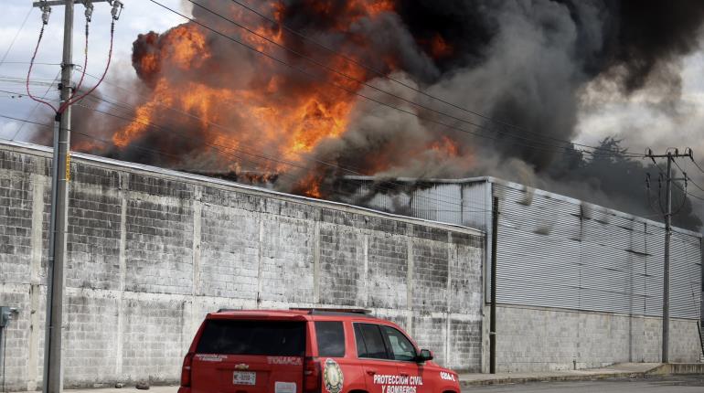 Evacúan en Edomex a más de 400 trabajadores por incendio en fábrica