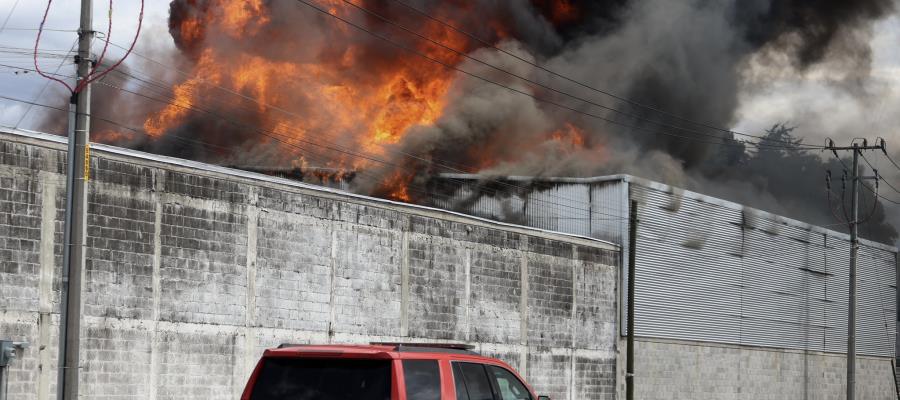 Evacúan en Edomex a más de 400 trabajadores por incendio en fábrica