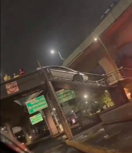 Captan a automovilista intentando cruzar por puente peatonal en Naucalpan