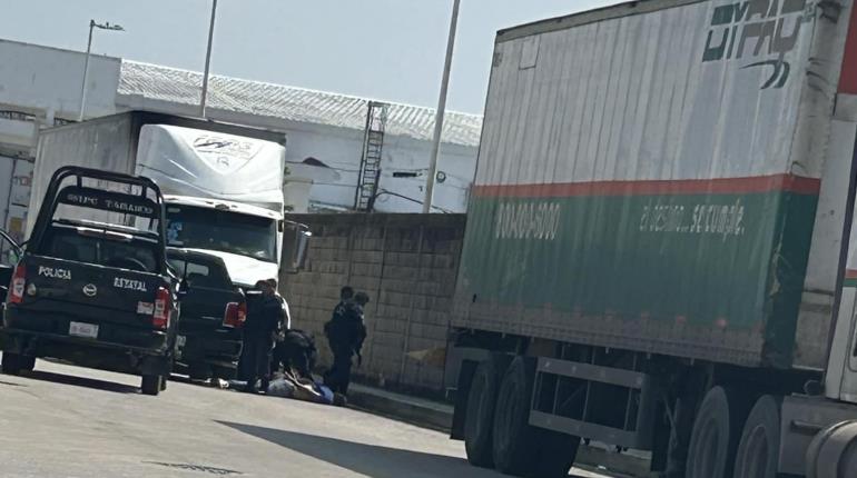 Detienen a 2 personas en camioneta con reporte de robo en Centro 