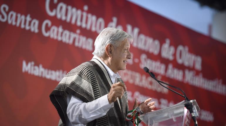 Inaugura AMLO camino en Oaxaca acompañado de Claudia Sheinbaum