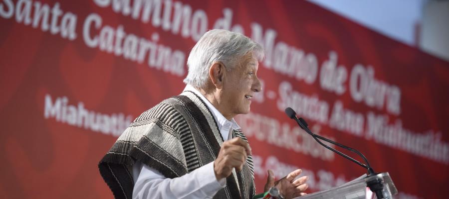 Inaugura AMLO camino en Oaxaca acompañado de Claudia Sheinbaum