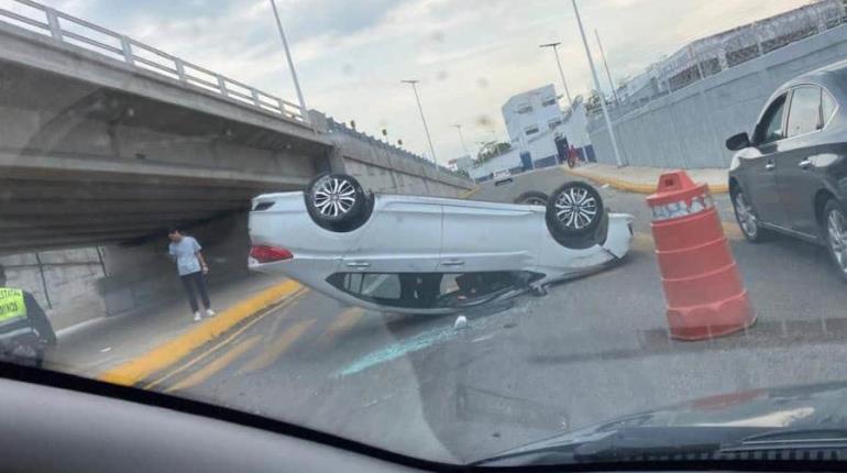 Vuelca auto en la zona del distribuidor de Guayabal