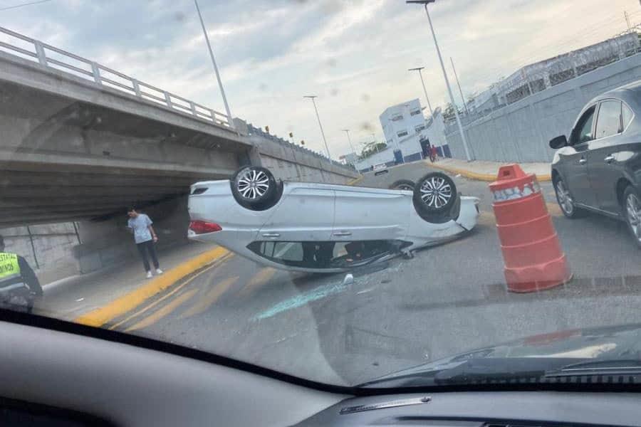 Vuelca auto en la zona del distribuidor de Guayabal