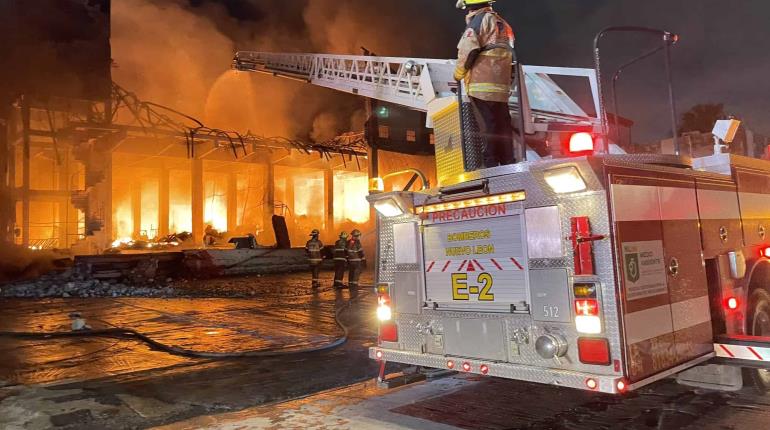 Incendio consume fábrica de colchones y camas en Monterrey