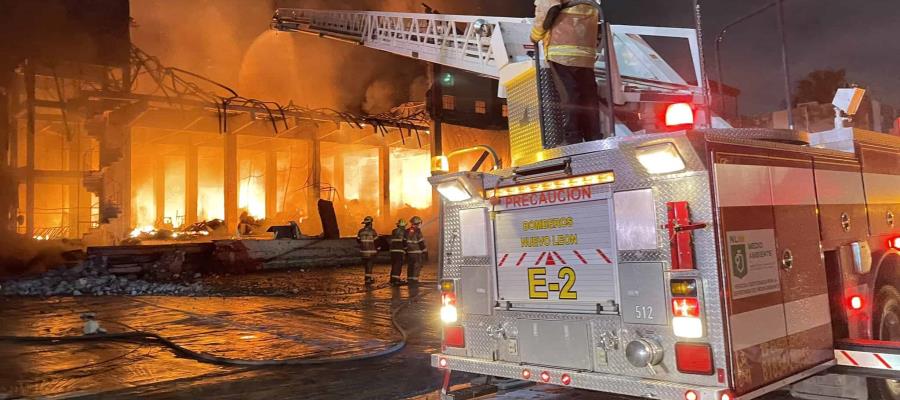 Incendio consume fábrica de colchones y camas en Monterrey