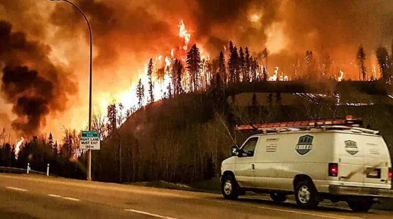 Evacúan a casi 2 mil personas, incluyendo 225 reos de máxima seguridad, por incendios forestales en Canadá