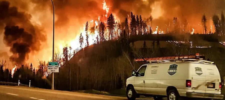 Evacúan a casi 2 mil personas, incluyendo 225 reos de máxima seguridad, por incendios forestales en Canadá