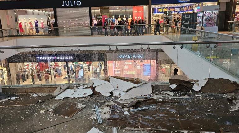 Se desprende plafón de plaza comercial en CDMX tras fuertes lluvias