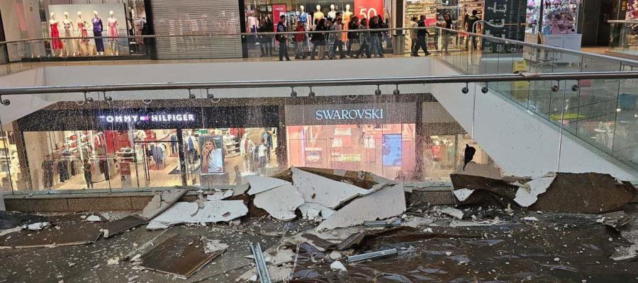 Se desprende plafón de plaza comercial en CDMX tras fuertes lluvias