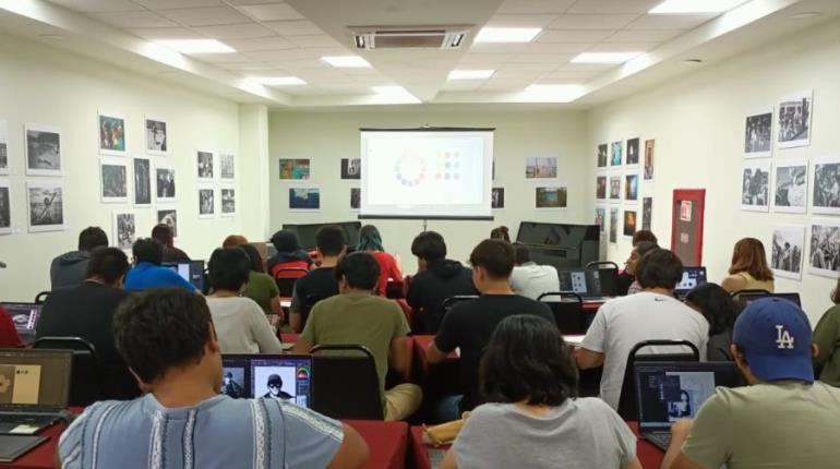 Artista plástica española imparte taller de dibujo a tabasqueños en mes del ilustrador