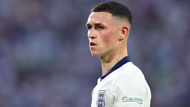 Phil Foden abandona concentración de Inglaterra en Euro por nacimiento de su tercer hijo