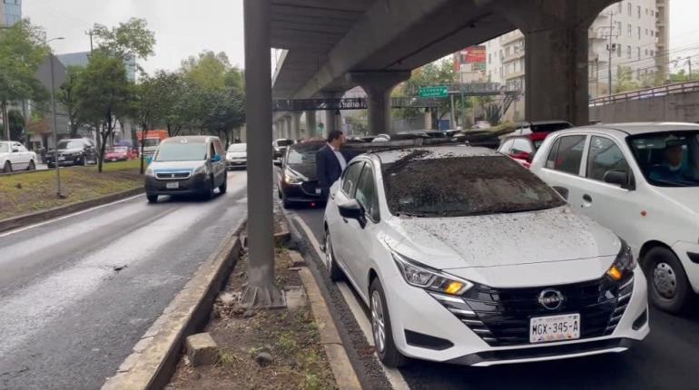 Se desprende canaleta en Periférico de CDMX y cae sobre autos