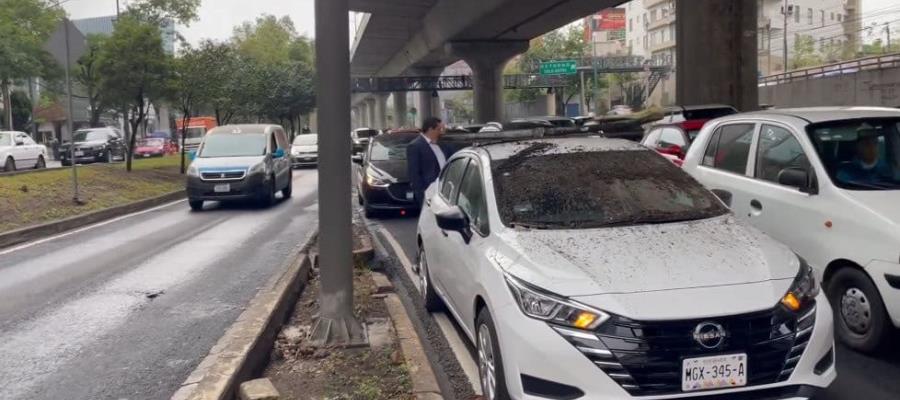 Se desprende canaleta en Periférico de CDMX y cae sobre autos