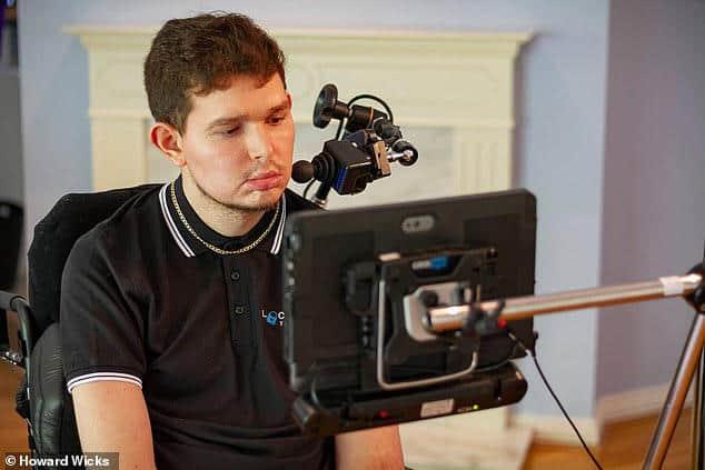 Joven con "Síndrome de Enclaustramiento" escribe libro de su vida usando solo sus ojos