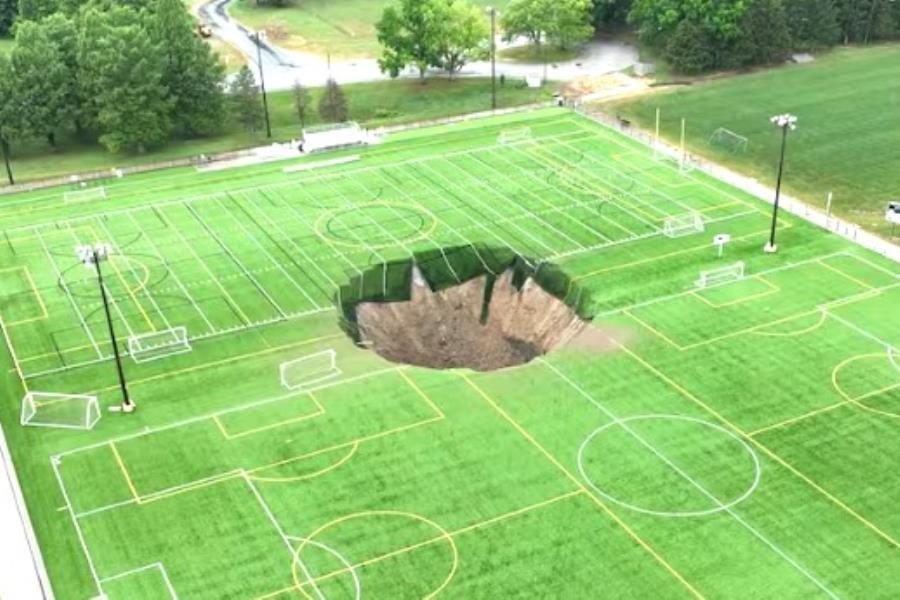 Se abre gigantesco socavón en campo de futbol de EE.UU.