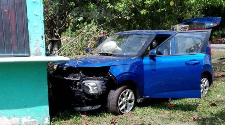 Camioneta choca con casa en Centla; mujer embarazada resulta con golpes