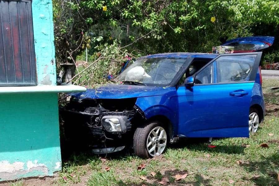 Camioneta choca con casa en Centla; mujer embarazada resulta con golpes