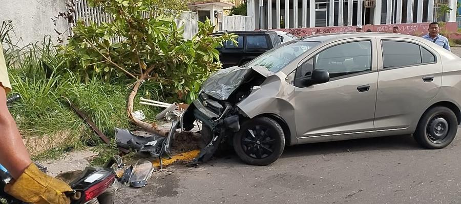 Aparatoso accidente deja 2 personas heridas en Villahermosa