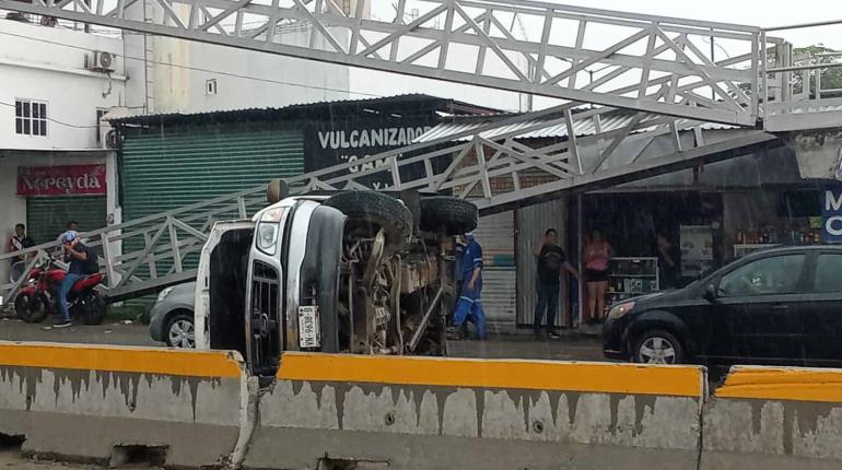 Vuelca camioneta en la entrada de Pomoca, Nacajuca