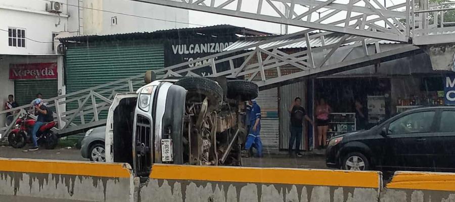 Vuelca camioneta en la entrada de Pomoca, Nacajuca