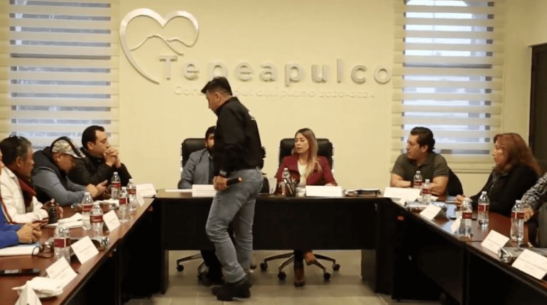 Regidor de Tepeapulco, Hidalgo llega ebrio a cabildo y agrede a compañeros