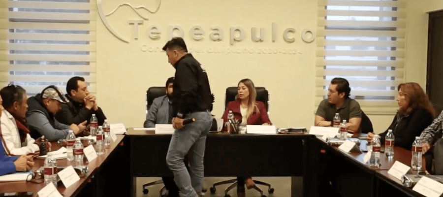 Regidor de Tepeapulco, Hidalgo llega ebrio a cabildo y agrede a compañeros