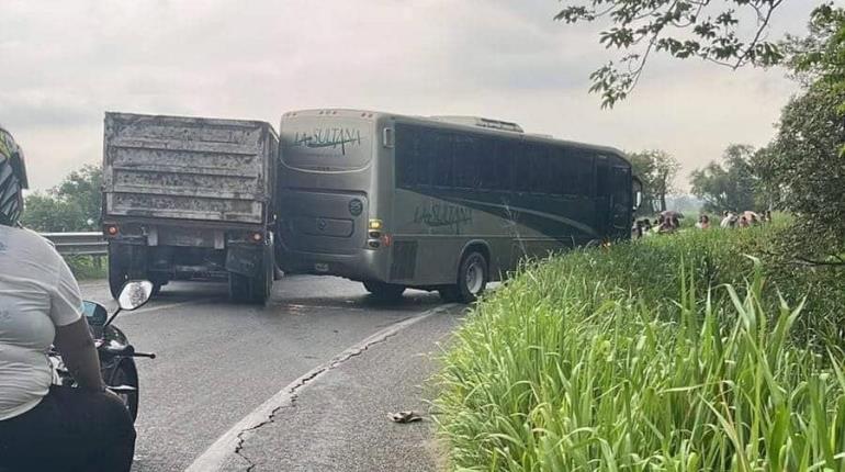 Chocan autobús y volteo en la Villahermosa-Teapa