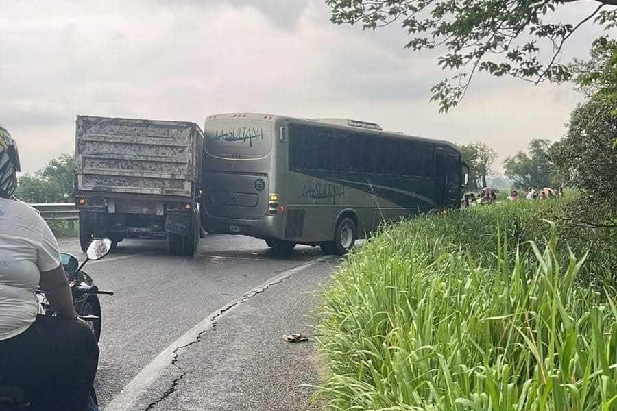 Chocan autobús y volteo en la Villahermosa-Teapa