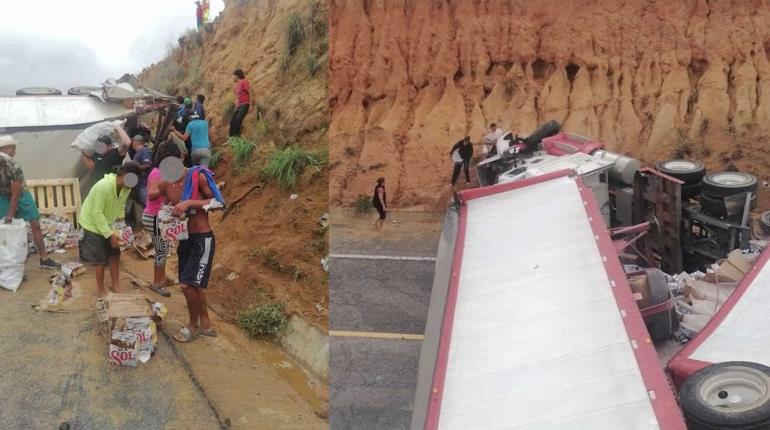 Rapiñan tráiler cargado de cerveza en la Ocozocoautla-Arriaga en Chiapas